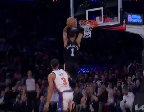 开云体育平台-一飞冲天!文班虚晃点起唐斯 滑翔双手暴扣虐筐